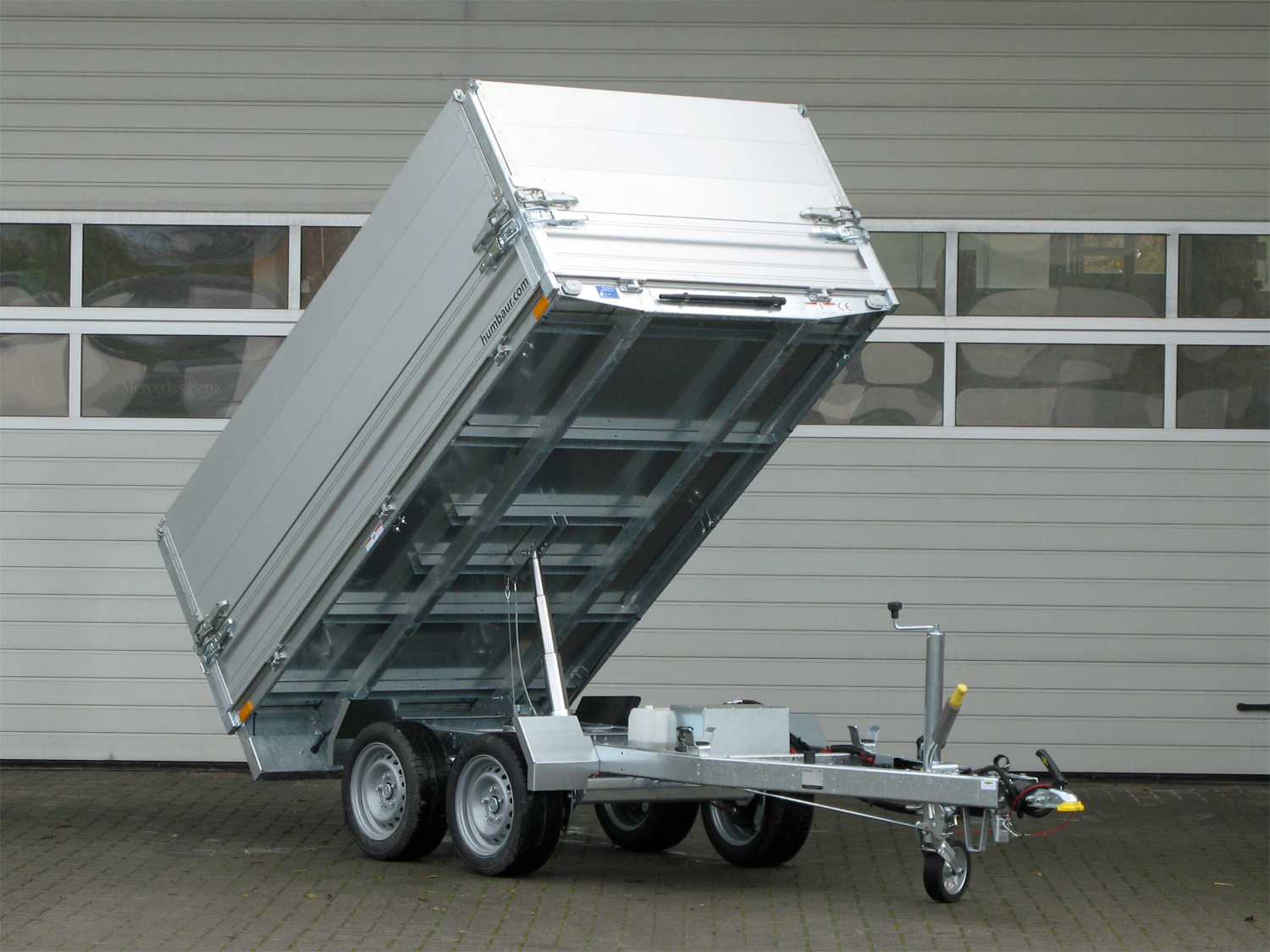 HUMBAUR HUK 303117 – Rückwärtskipper mit E-Pumpe und ALU-Aufsatz
